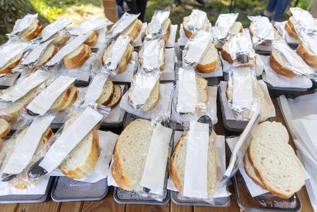 Osijek. Podjela graha na lijevoj obali Drave na Praznik rada