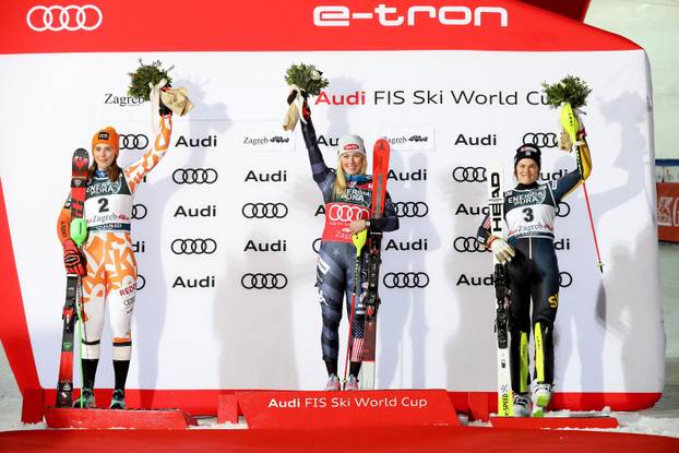 Petra Vlhova, Mikaela Shiffrin i Anna Swenn Larsson na postolju nakon odvožene druge vožnje ženskog slaloma 