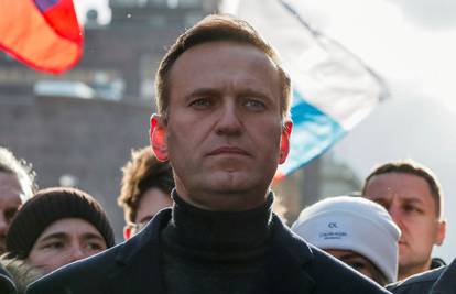 Navaljni je sletio u  Moskvu, odvela ga policija, uhićeni su njegovi suradnici: 'To su jadnici'