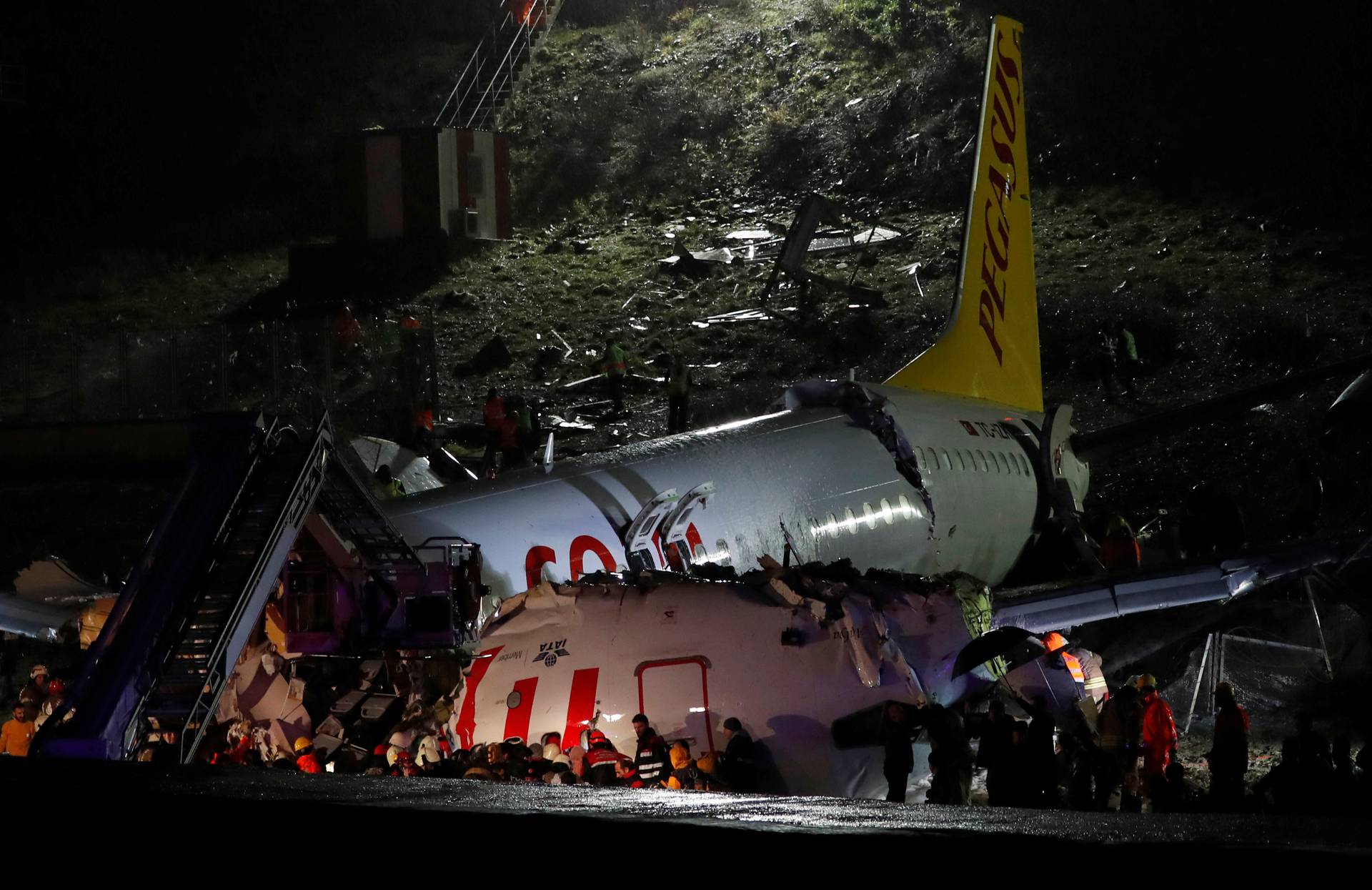 Сколько падали самолеты. Авиакатастрофа Боинг 737. Пассажирский Boeing 737 разбился. Boeing 737 в Стамбуле.