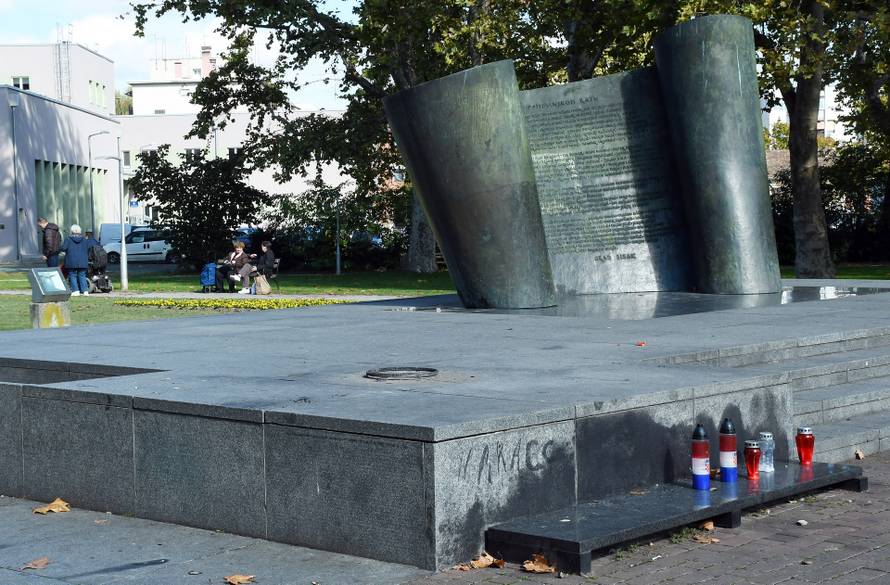 Sisak: Ponovo ugašen vječni plamen kod spomenika poginulim hrvatskim braniteljima