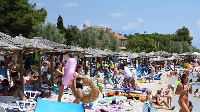 Popunjene plaže na otoku Viru ne odaju dojam da je turistička sezona oslabila