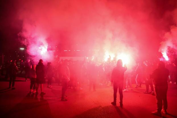 Zagreb: Navijači Dinama dočekali igrače ispred stadiona u Makisimiru nakon pobjede u derbiju protiv Hajduka
