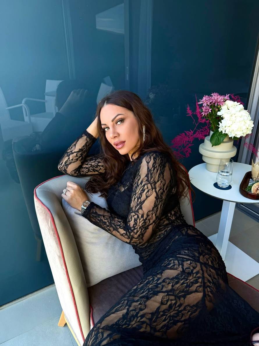 FOTO Samo grudnjak i sako: Evo kako je Severina došla na Grašino rođendansko slavlje