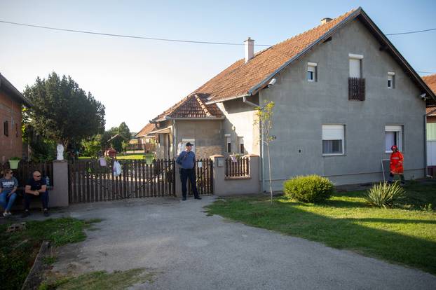 Muškarac se zatvorio u kuću u Slavoniji i prijeti, policija okružila kuću