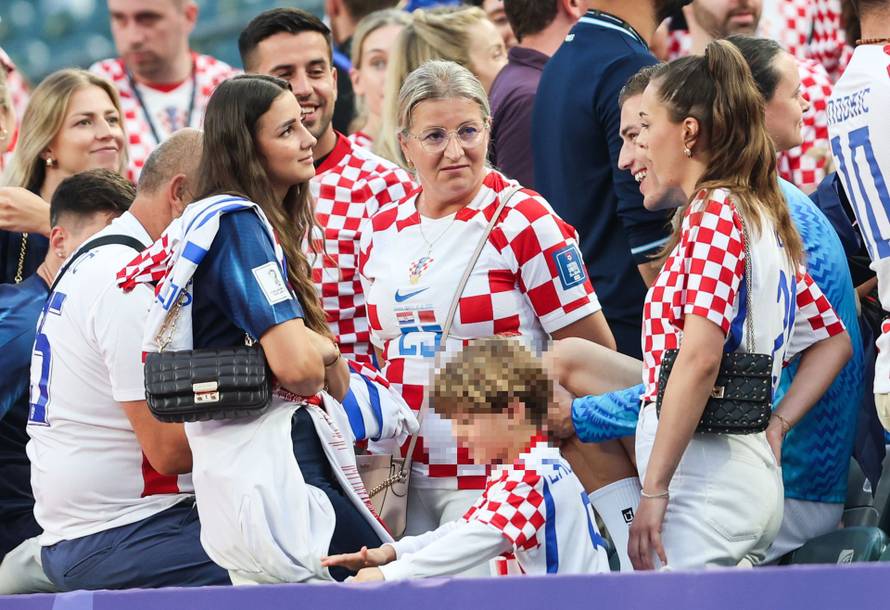 Dirljive scene nakon pobjede: 'Vatreni' as ljubio sina, Modrić čestitao, Luka Sučić sa sestrama