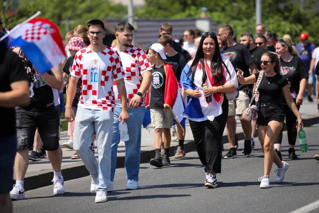 Zagreb: Tisuće fanova Thompsona prolazi Mostom mladosti koji je zatvoren za promet