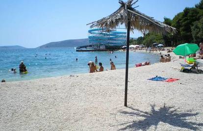 Već dvije sezone turistima nude uništene suncobrane