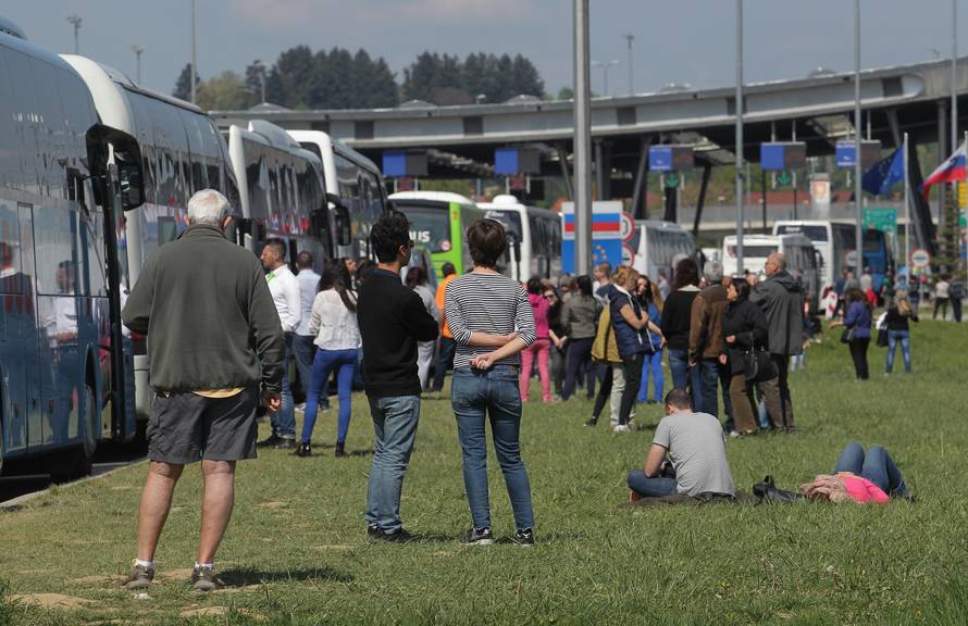 Kaos na Bregani: Ljudi izlaze iz buseva i granicu prelaze pješke
