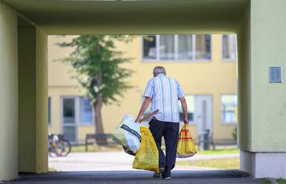 Građani koji su ostali bez doma u potresu stigli u Hostel Arena