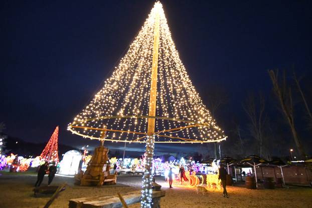 Magično Božićno blagdansko imanje obitelji Salaj zabljesnulo je u punom sajaju