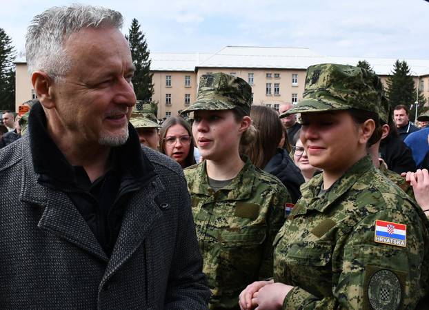 Na svečanoj prisegi ročnika u Požegi pozornost je privukla Diva Perković, kći pjevača Marka Perkovića Thompsona