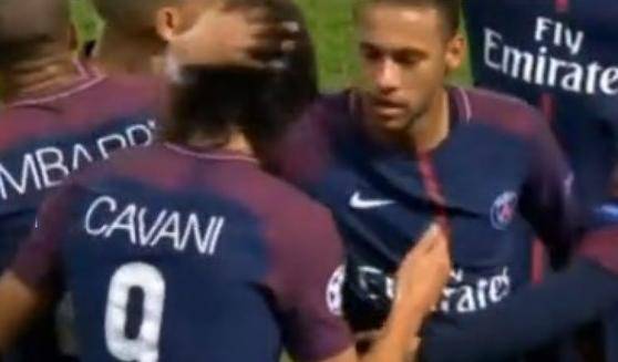 Tko se tuče, taj se voli: Cavani je od Neymara dobio i zagrljaj