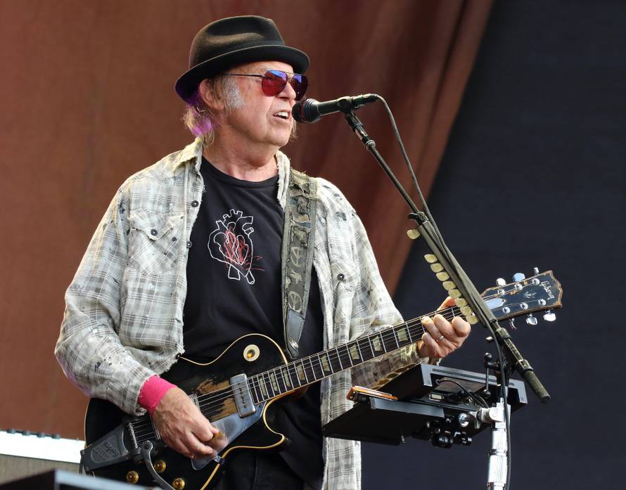 Neil Young zatražio da uklone svu njegovu glazbu sa Spotifya: 'Vi i Joe Rogan širite fake news'