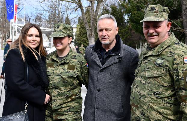 Na svečanoj prisegi ročnika u Požegi pozornost je privukla Diva Perković, kći pjevača Marka Perkovića Thompsona