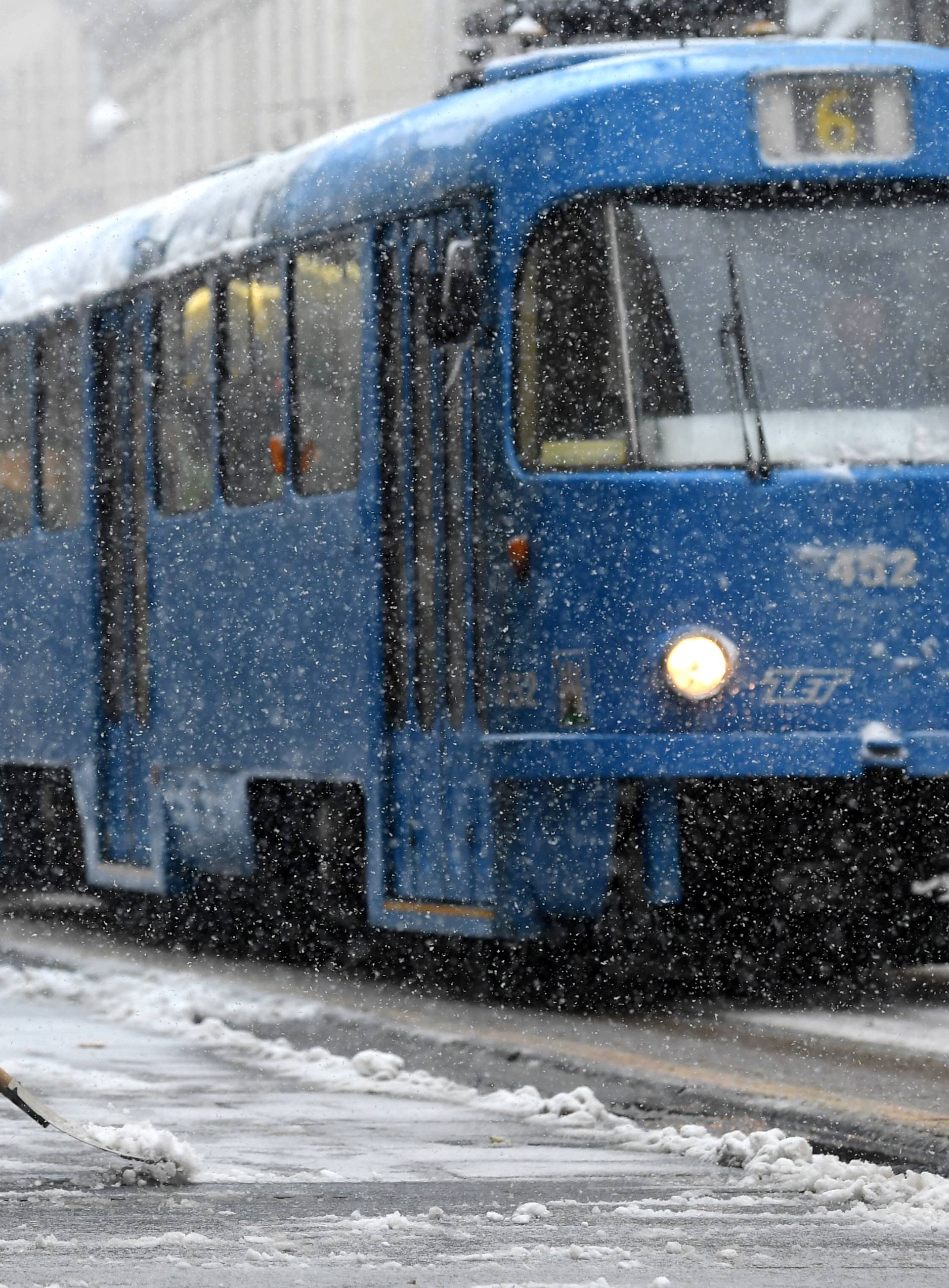 HGSS nepokretnom muškarcu kod Gračaca donio hranu i drva