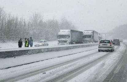Kaos u prometu: Snijeg zameo njemačke i francuske ceste...