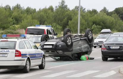 Mađar 'pokupio' tri vozila i prevrnuo se autom na krov