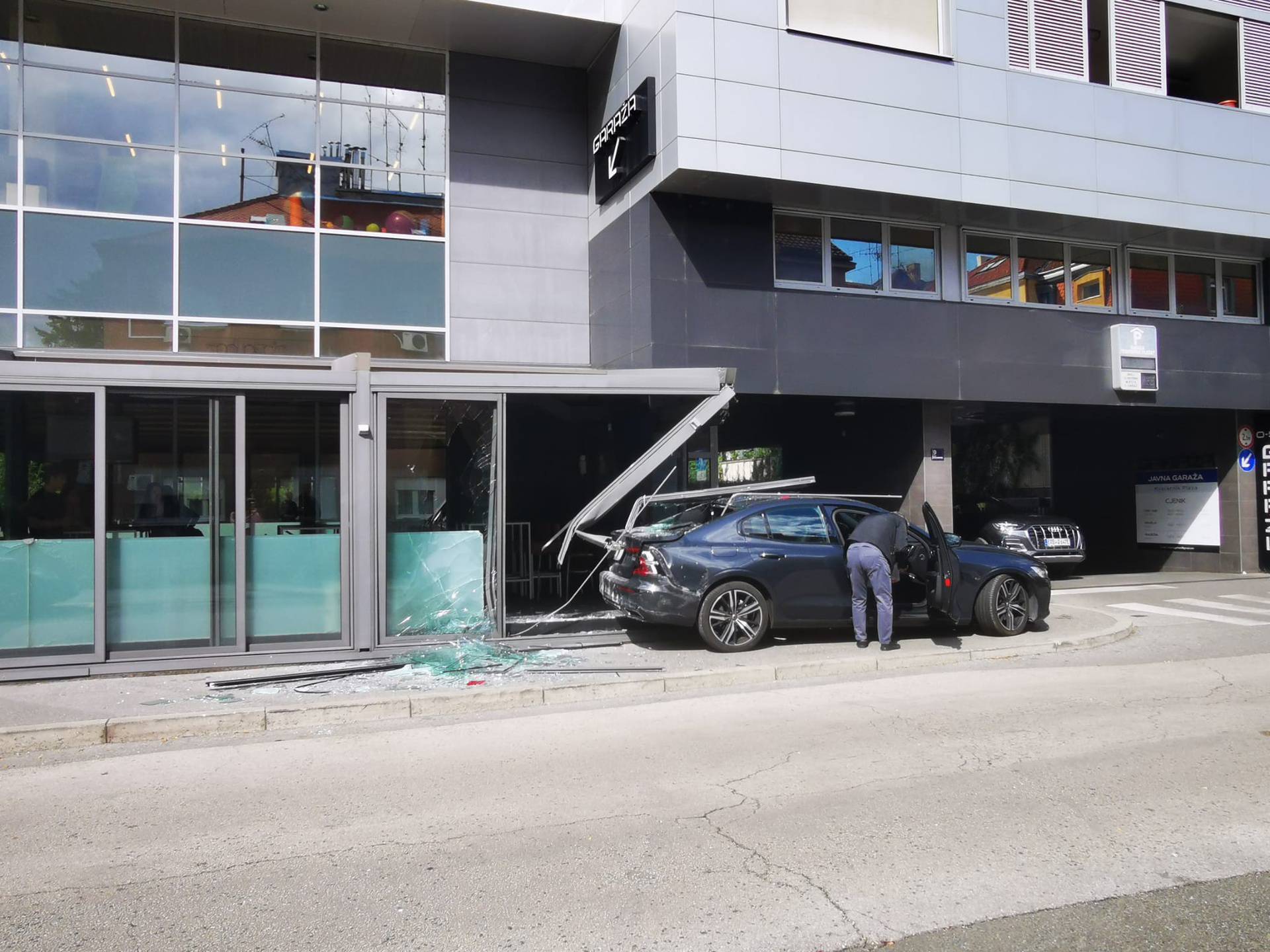 Krši i lom na Kvatriću: Vozač autom uletio u terasu kafića
