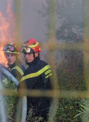 Požar u Gaženici u blizini trajektne luke