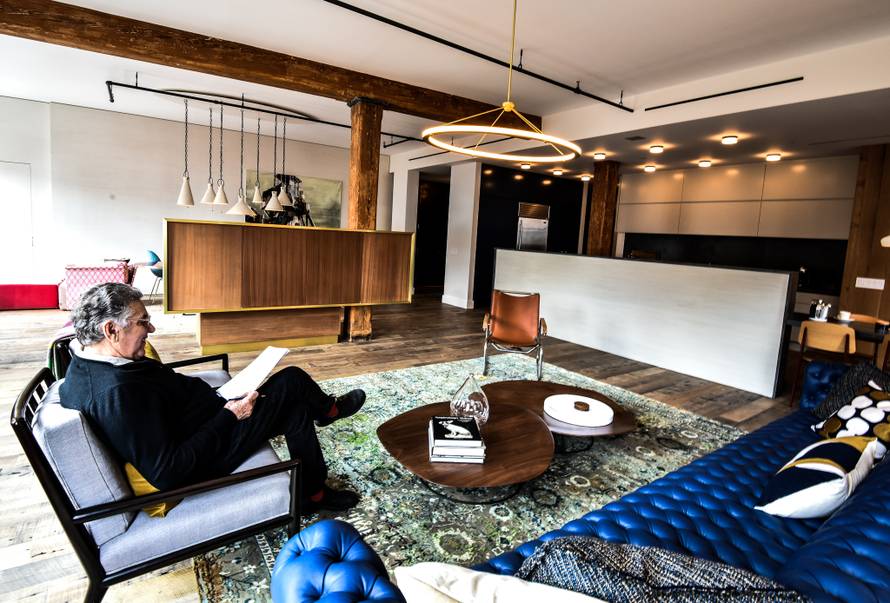 Bili smo u stanu Bowieja: Raj od 300 m2 krase cvjetne tapete, umjetnine, note i modri kauč