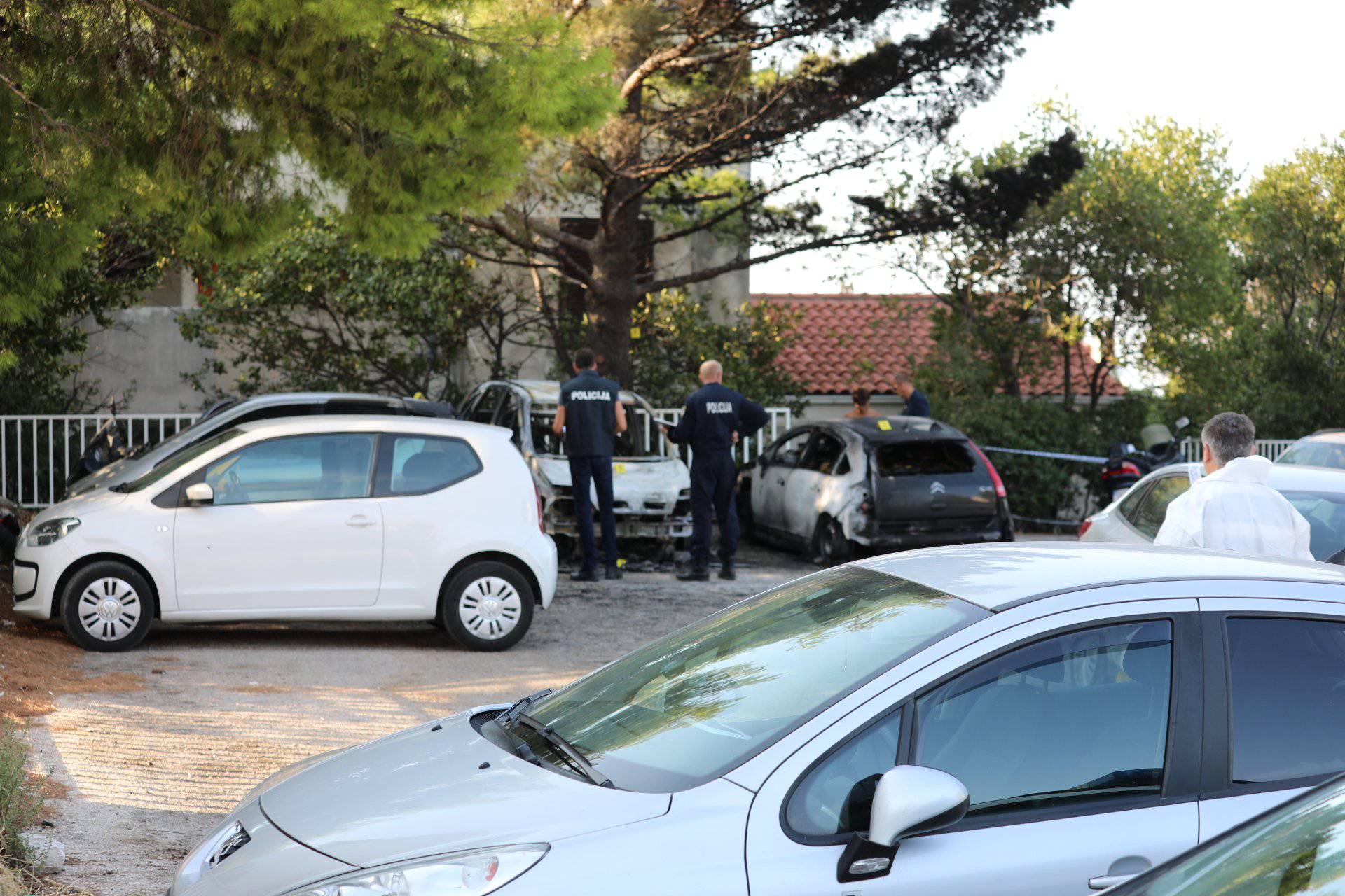 U Dubrovniku gorjelo pet auta, dva u potpunosti uništena...