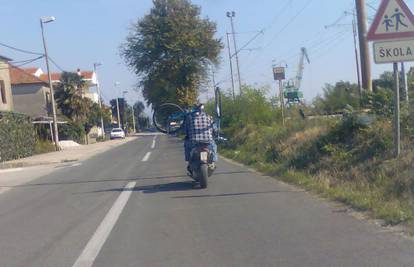 Vozač je kroz Metković na skuteru prevozio bicikl