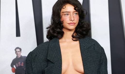 Zaboravila je grudnjak, ali i top! Glumica je samo u sakou pro&scaron;etala crvenim tepihom