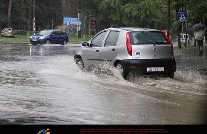 Zbog nevremena Osijek pod vodom, poplavljeni podrumi 