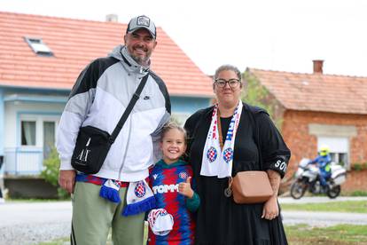 FOTO Nasmiješeni predsjednik Hajduka u Grubišnom Polju, uz njega i klupski šef osiguranja