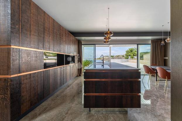 FOTO Pogledajte James Bond vilu u Ražancu! Prodaje se, a oglas je teško prepričati...