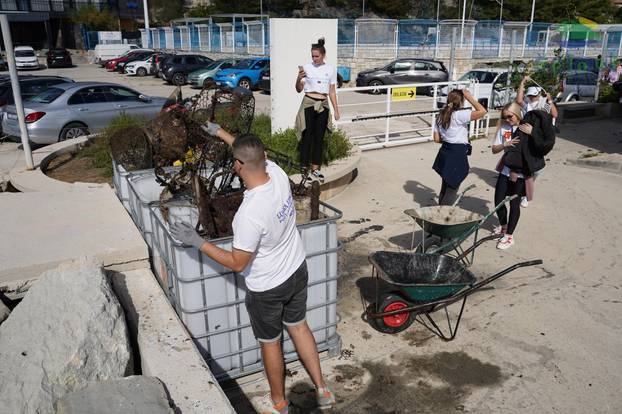 FOTO Pogledajte što su ronioci izvukli iz mora na eko akciji u Splitu: Sve je puno smeća...