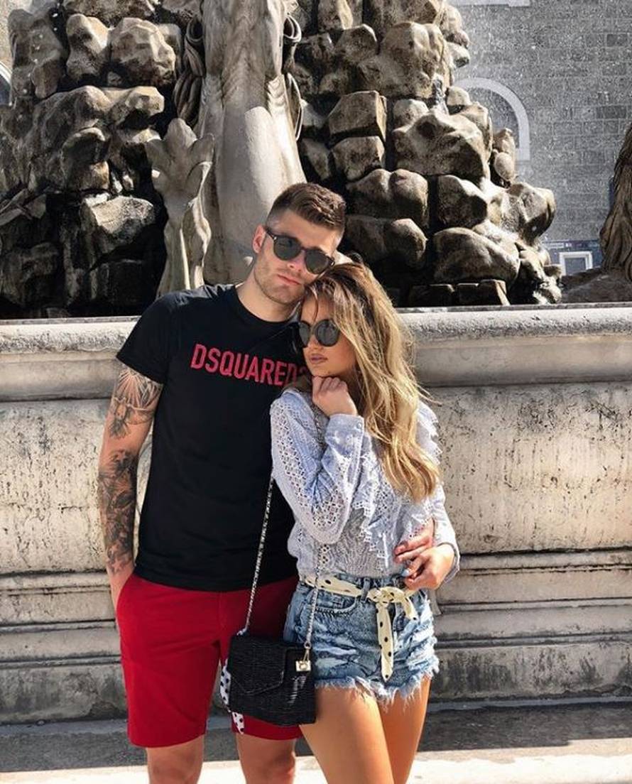 Skinula se: Cura Ćaleta-Cara u toplesu navija za nogometaše