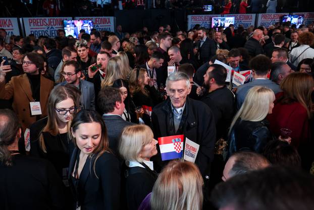 Zagreb: Slavlje u izbornom stožeru Zorana Milanovića nakon rezultata prvih izlaznih anketa