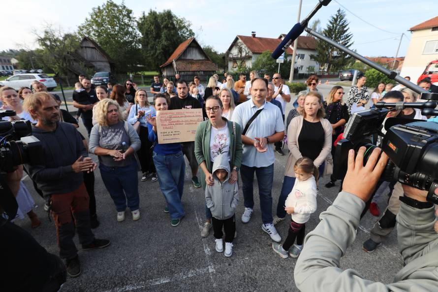 Zagreb: Prosvjed roditelja i djece Donjeg Dragonošca koja nastavu pohađaju u vatrogasnom domu