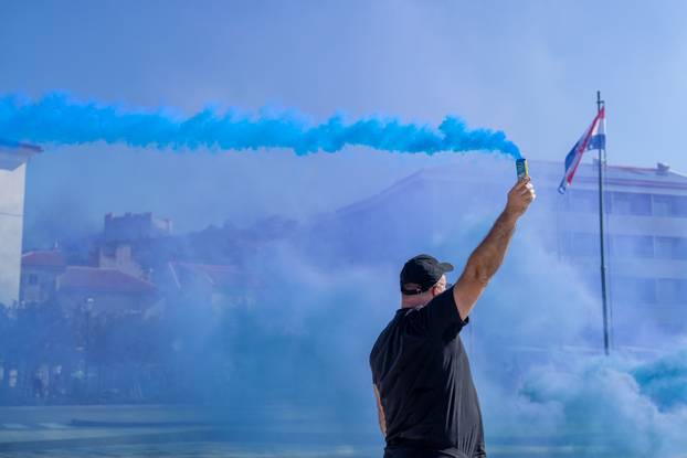 Senj: Navijači Dinama "obojili" rivu u plavo