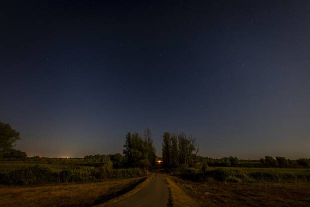 Vedro noćno nebo obasjano mjesecom u Kopačkom ritu