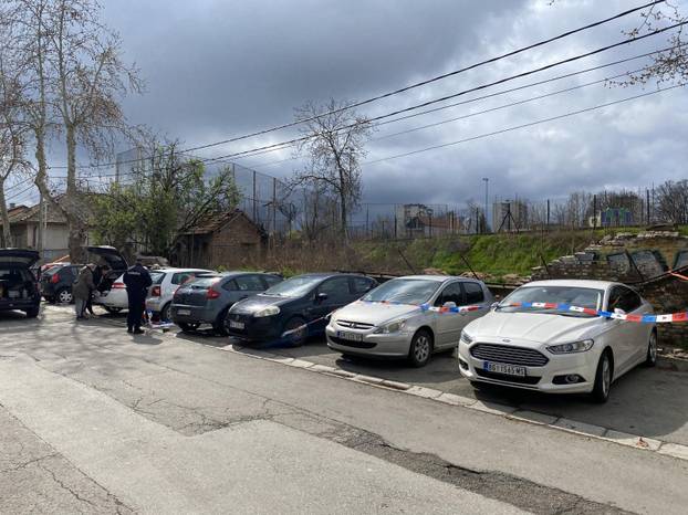 In Dobanovacka Street in Zemun, the wall, that is, the brick fence, of the FC Zemun stadium fell, and on that occasion, eight parked cars were damaged.U Dobanovackoj ulici u Zemunu pao je zid, odnosno ograda od cigle, stadiona FK Zemun i tom prilikom os