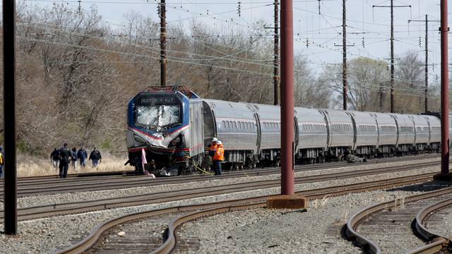 Vlak s 340 putnika naletio na bager, poginulo je dvoje ljudi