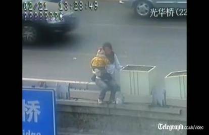 Policajac spasio ženu koja je s djetetom htjela skočiti s mosta