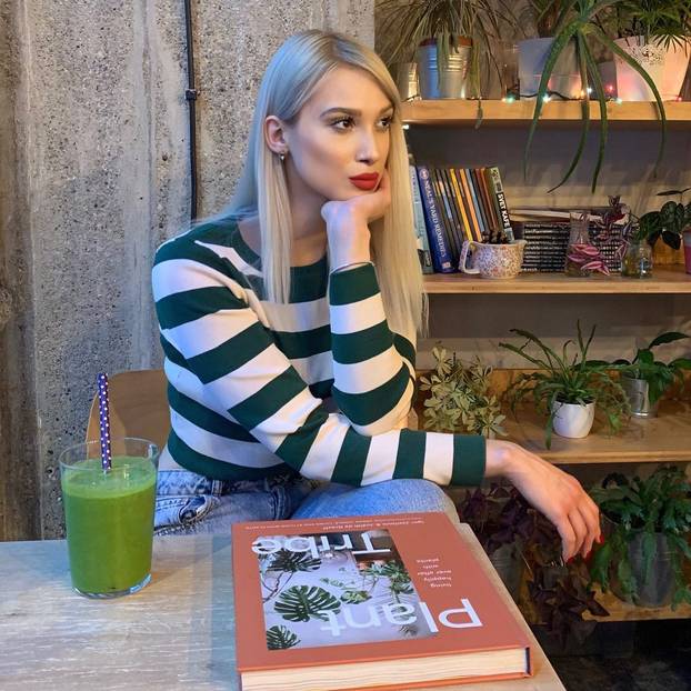 FOTO Srpska voditeljica osvojila euroligaške parkete, zablistala i u Zadru. Govori tri strana jezika