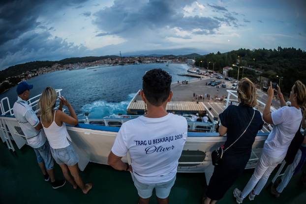 Split: Atmosfera na trajektu koji vozi na koncert Trag u beskraju