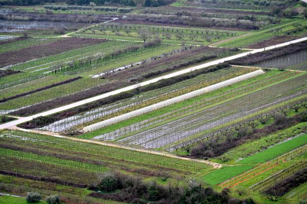 Vrgorac: Poplavljeno Polje jezero uslijed obilnih kiša