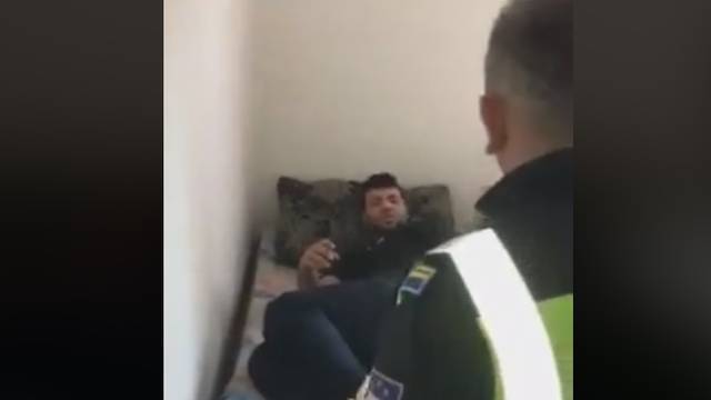 Policija BiH i migranti:  'Diži se bolan.  Ti k'o da si u svojoj kući'