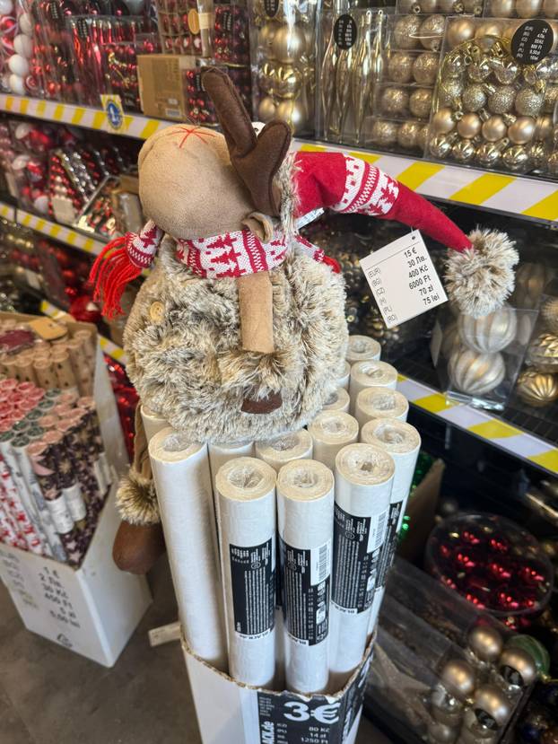 FOTO Trgovci su izvukli božićne ukrase! Pogledajte što se nudi, snježne kugle idu i za 74 eura...