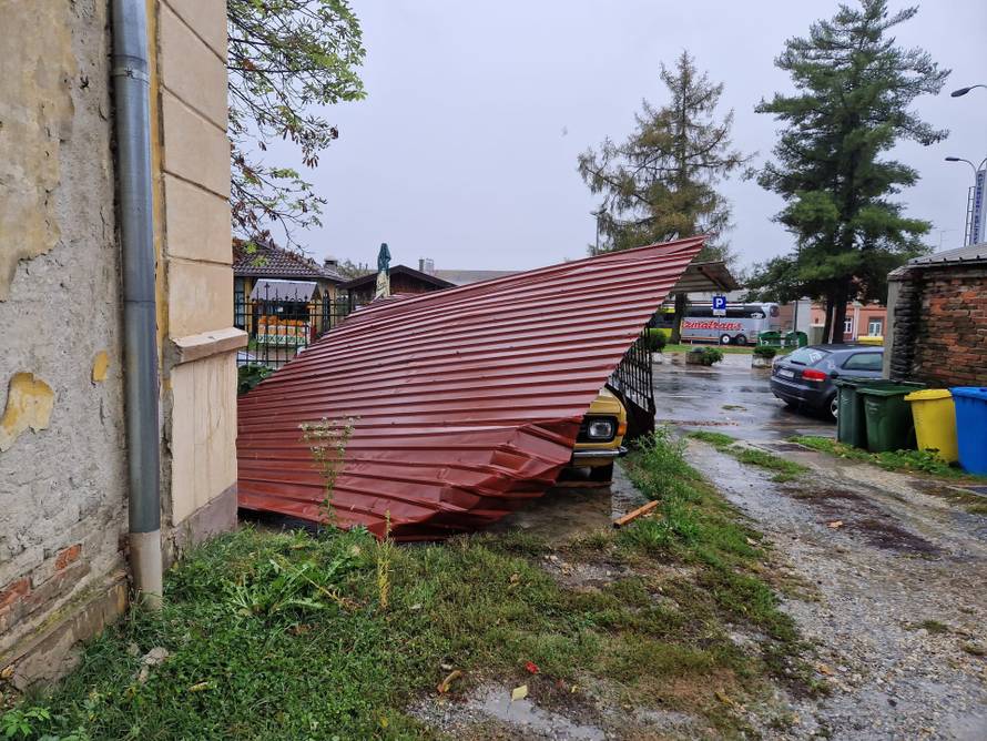 Kaos zbog nevremena: Kolona na obilaznici u Zagrebu 8 km, vjetar srušio stablo na autobus