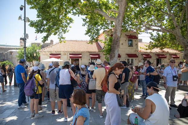 Dubrovnik: Posjetitelji obilaze centar grada tijekom velikih vrućina