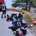 FOTO Odmorite, heroji! Zaslužili ste! Vatrogasci zaspali na cesti nakon što su obranili kuće...