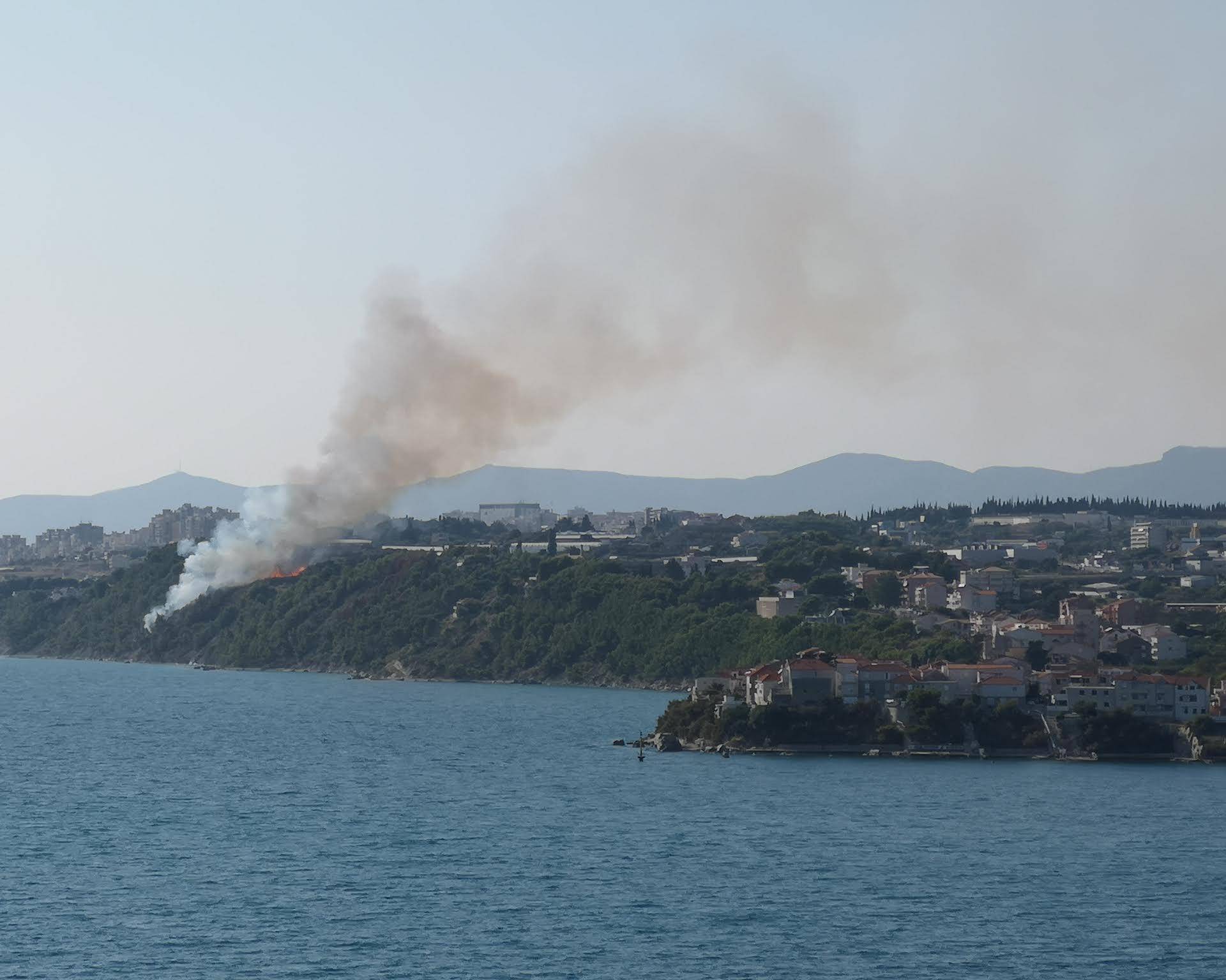 Na istočnom ulazu u Split je buknuo požar, u tijeku gašenje