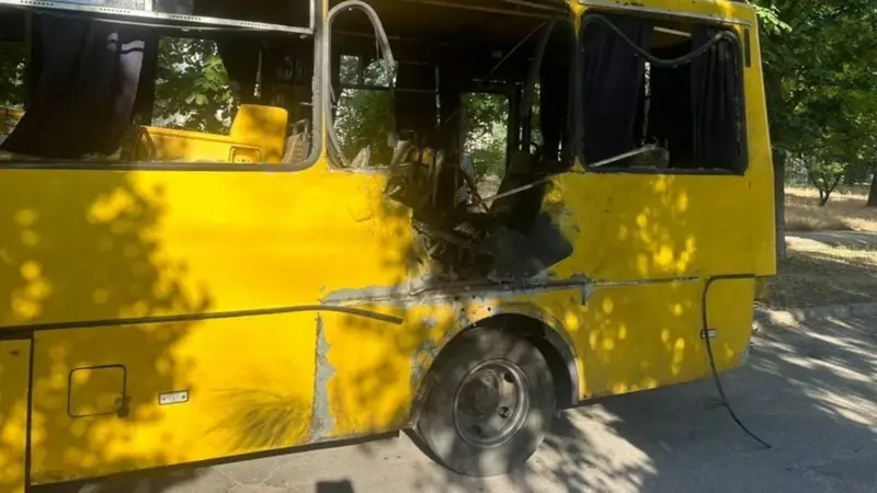 Niz ruskih napada na Ukrajinu: Dronom pogodili bus, mrtvih ima i u udaru na benzinsku